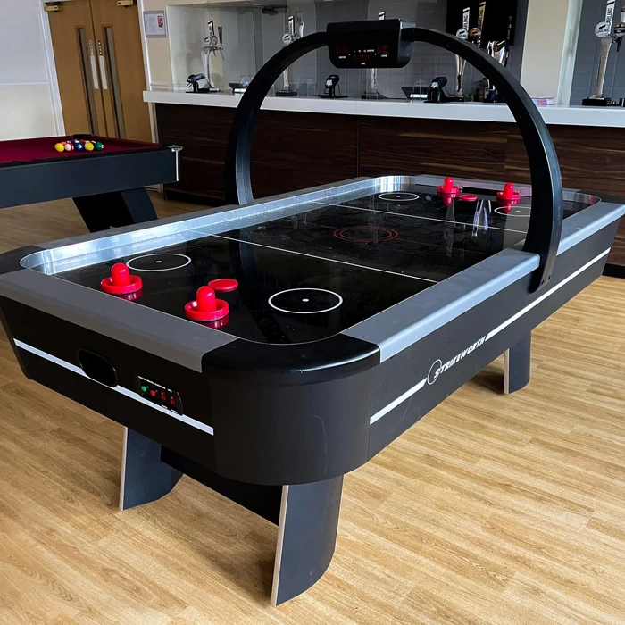 Intérieur de bowling moderne avec trois jeunes adultes en action