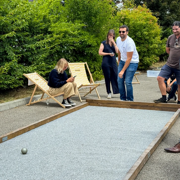 Deux joueurs s'affrontent sur une table de air hockey Strikeworth noire, modèle haut de gamme avec arceau intégré et surface lisse éclairée