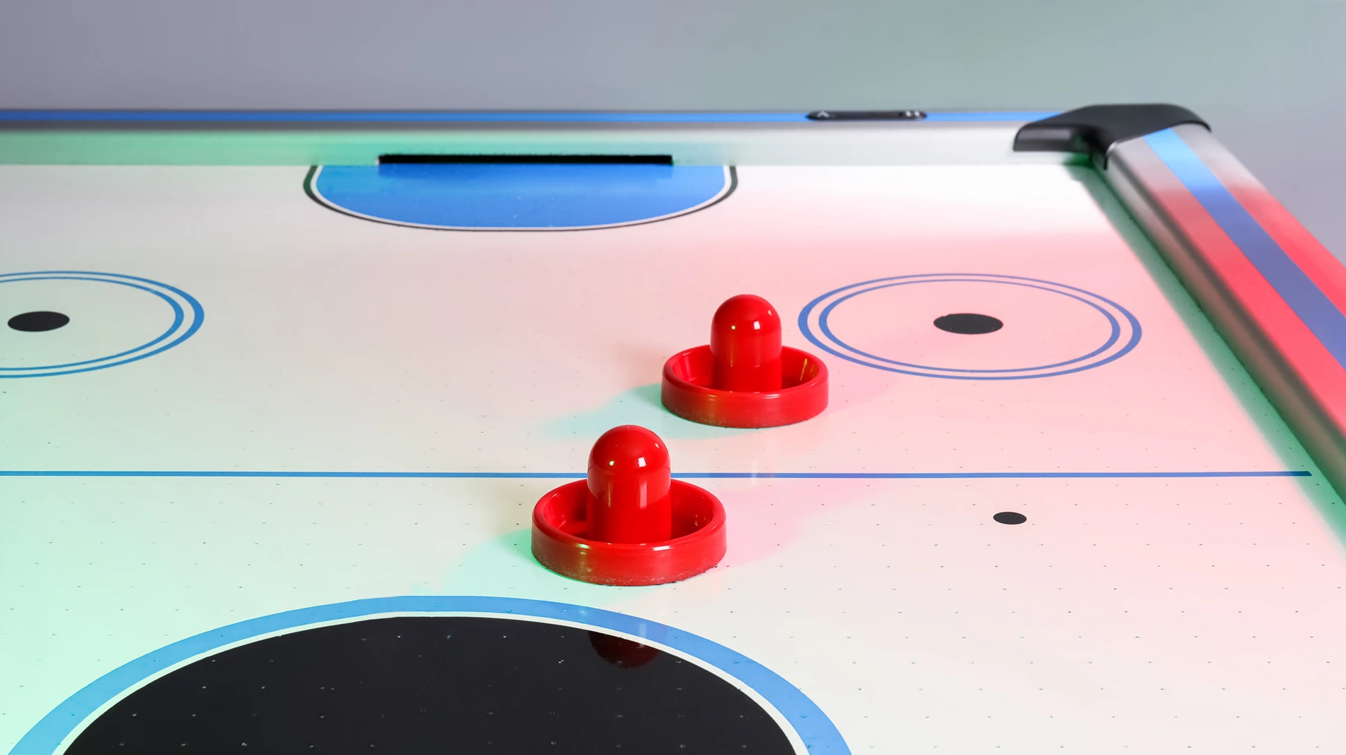 Intérieur d'un local de loisirs avec table de babyfoot en bois clair