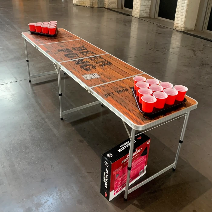 Boutons arcade lumineux rouges et blancs disposés sur une surface de jeu électronique illuminée